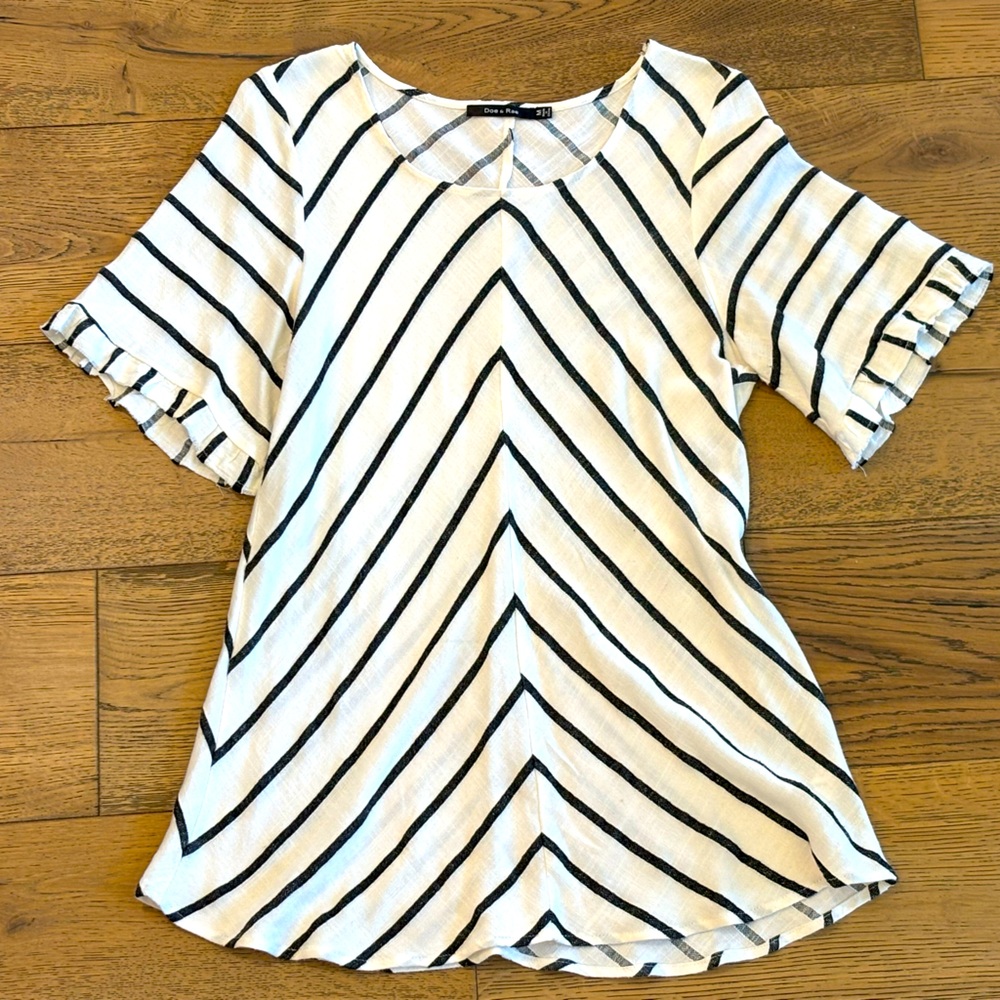 Doe & Rae Black and White Chevron Blouse Top - Very Flattering! - Ruffle Sleeves
